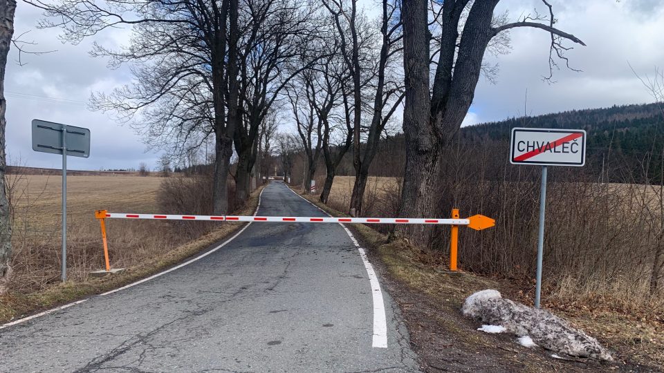 Rozepře kvůli zimní uzavírce silnice mezi obcemi Chvaleč a Adršpach na Broumovsku stále nekončí