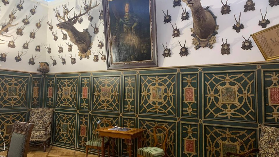 Sbírka obrazů v interiéru zámku v Doudlebách nad Orlicí je po renovaci některých děl opět kompletní