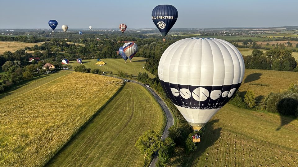 Tři desítky horkovzdušných balonů zaplnily nebe nad vodní nádrží Rozkoš