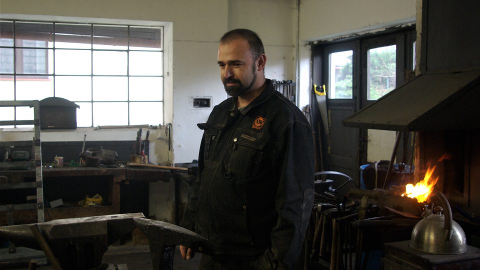 Kovář Ondřej Požár ve staré kovárně v Dobrušce