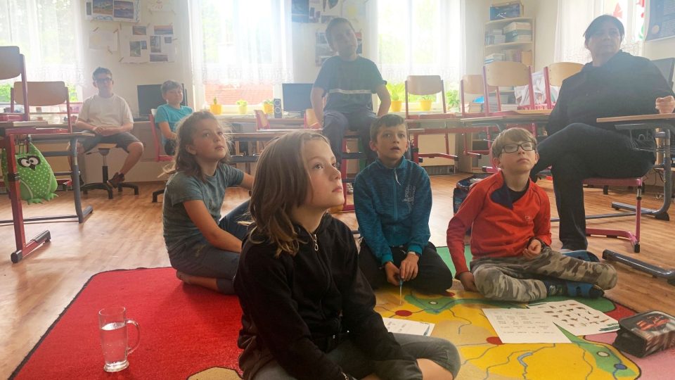 Děti z malotřídky v Suchém Dole na Náchodsku mají jako součást vyučování online výuku polštiny