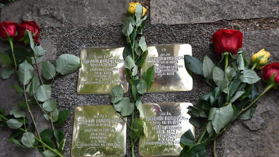 První sokolské Kameny zmizelých odhalené letos 7. července popravené rodině Burdychových na Končinách u Červeného Kostelce