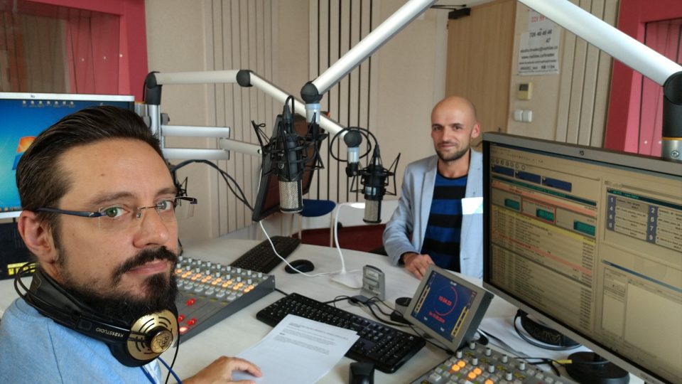 Jakub Schmidt a Radek Pulkrábek při vysílání zpravodajské relace v 10 hodin