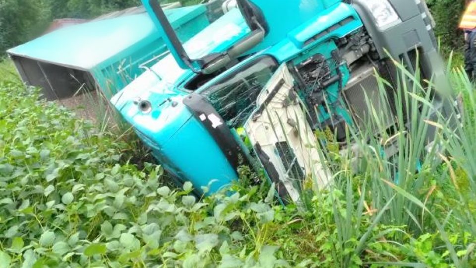 Dopravní nehoda kamionu u Doudleb nad Orlicí