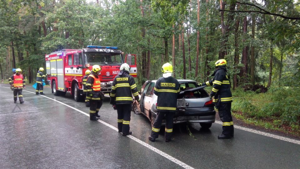 Během jedné hodiny narazila dvě auta u Borohrádku do stromů
