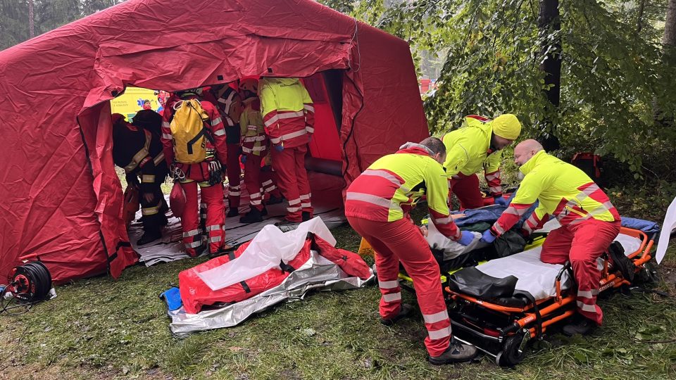 V Prachovských skalách bylo rušno. Záchranáři trénovali ošetření skupiny lidí, kteří spadli z útesu