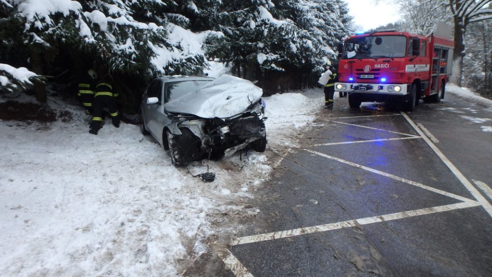 Dopravní nehoda nákladního a dvou osobních aut u Volanova, části Trutnova