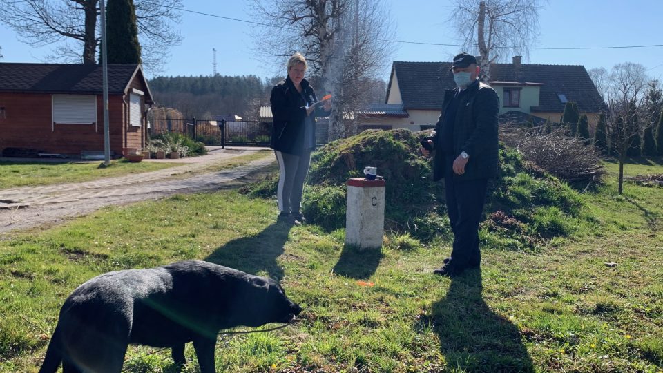 Neuvěřitelný příběh polského řidiče náchodské společnosti. Na žádost svého zaměstnavatele zůstal v Česku a manželku má v Polsku