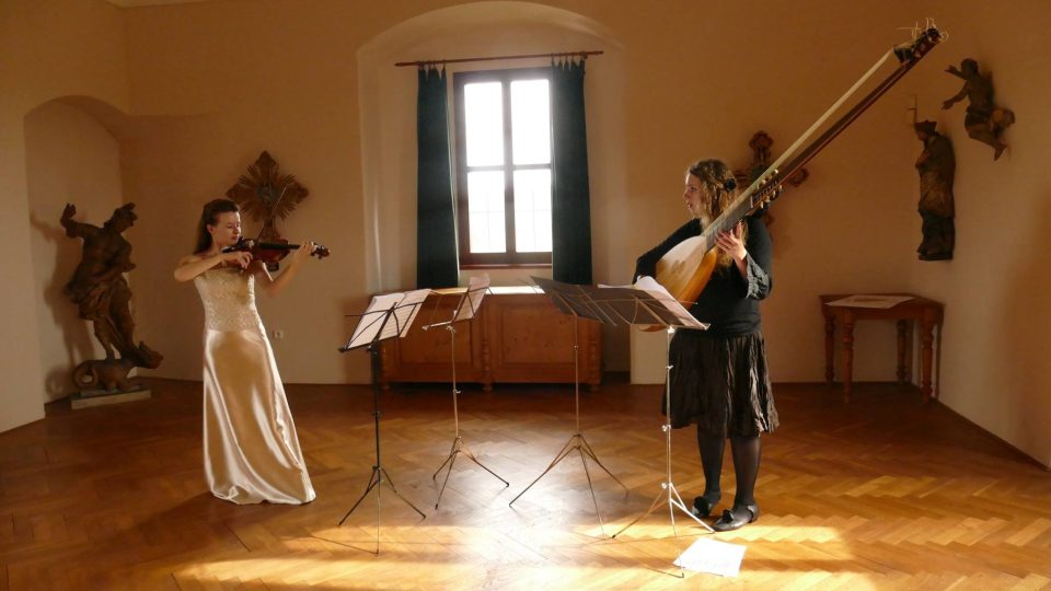 Podkrkonošské hudební léto na hradě Pecka a houslistka Ludmila Pavlová