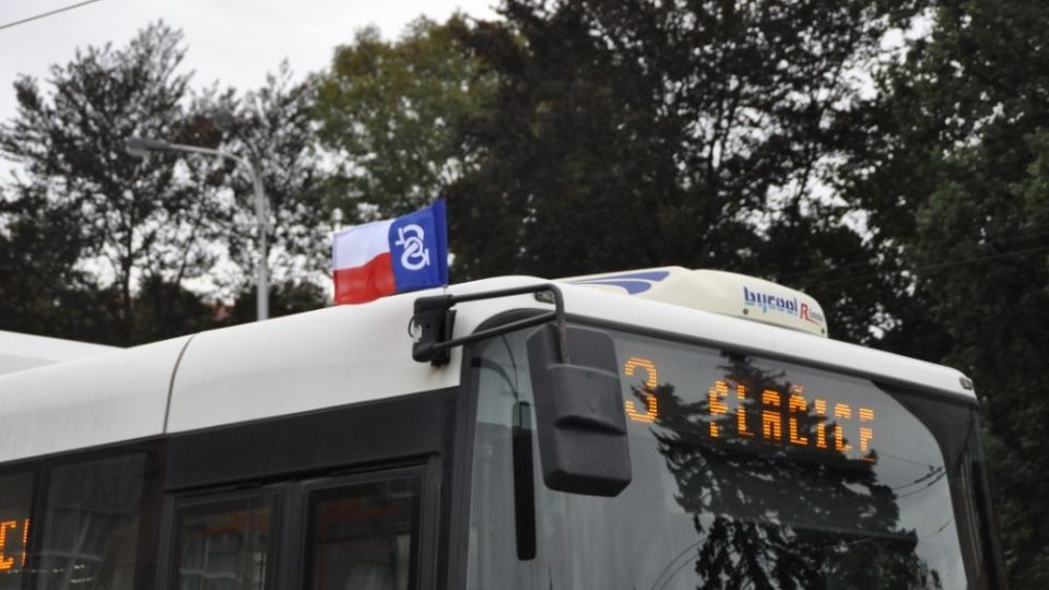 Na trolejbusech a autobusech městské hromadné dopravy v Hradci Králové vlály sokolské vlajky