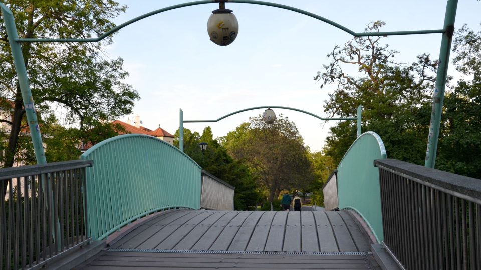 Lávka nad Chotkovou ulicí spojuje Chotkovy a Letenské sady