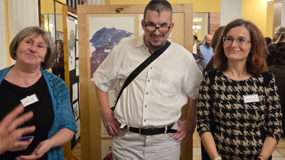 Při vítání návštěvníků ve vestibulu Masarykova divadla v Jičíně