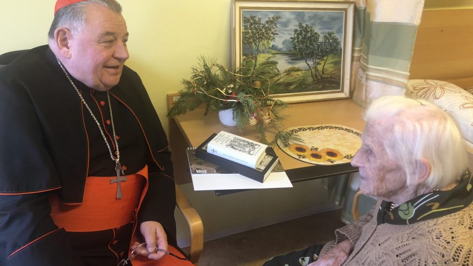 Kardinál Dominik Duka je dárkem Ježíškových vnoučat pro paní Jarmilu
