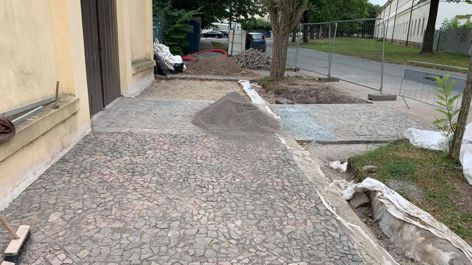 V Hradci Králové stavbaři opravují chodník v ulici Jana Koziny