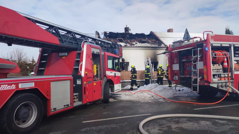 V Hradci Králové - Malšovicích vyhořel rodinný dům