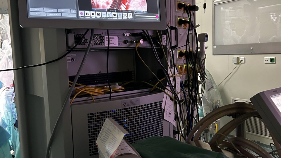Hradecká fakultní nemocnice jako první v Česku provedla robotickou náhradu aortální chlopně