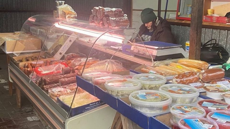 Na polskou tržnici nedaleko Náchoda jezdí podle prodejců méně Čechů