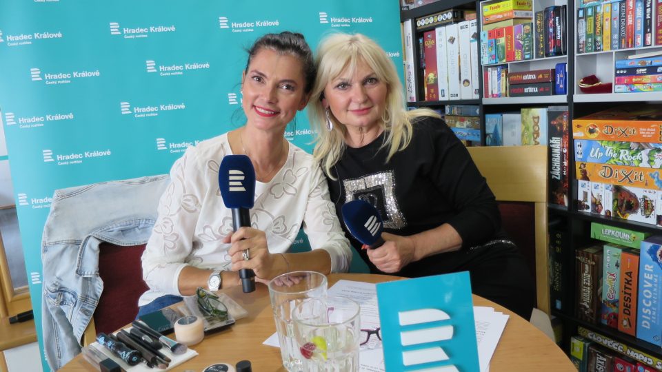 Vizážistka Lucía Gibodová Hrušková v rozhlasové kavárně s Ladou Klokočníkovou