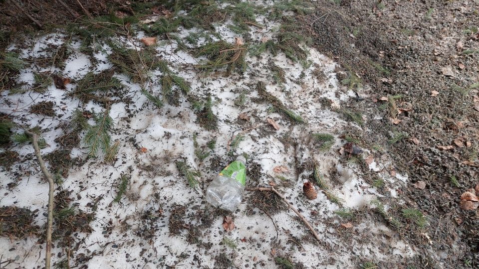 Obce v Orlických horách si stěžují na nepořádek podél silnic. Často jde o výrobky s polskou etiketou | foto: Jakub Vik, Český rozhlas Obce v Orlických horách si stěžují na nepořádek podél silnic. Často jde o výrobky s polskou etiketou