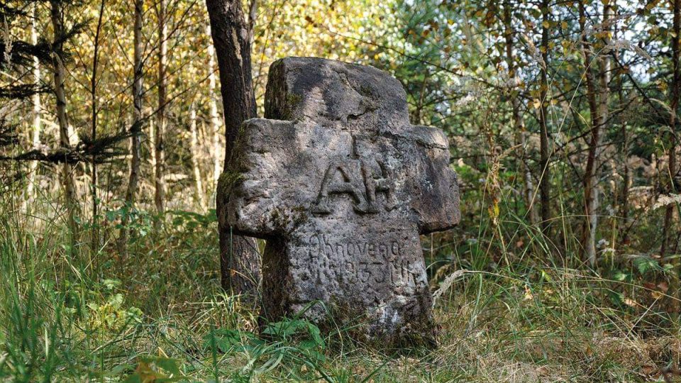Kamenný kříž na křižovatce lesních cest mezi Klášterskou Lhotou a Dolní Kalnou (okres Trutnov)
