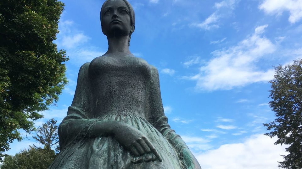 Autorkou nejkrásnější sochy k poctě Boženy Němcové je Marie Uchytilová Kučová