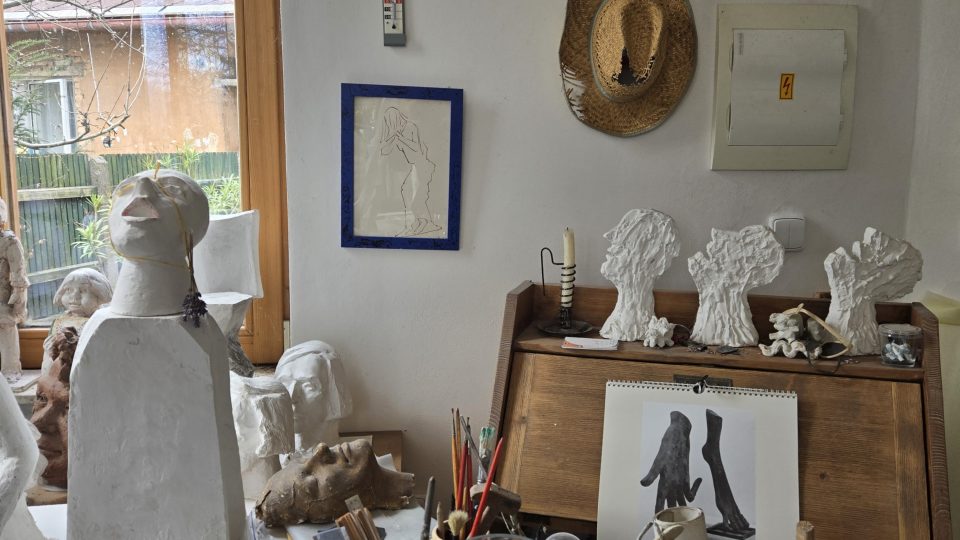 Bratra Ivana připomíná v Ellenině ateliéru jeho slamák | foto: Vladislava Wildová, Český rozhlas Bratra Ivana připomíná v Ellenině ateliéru jeho slamák