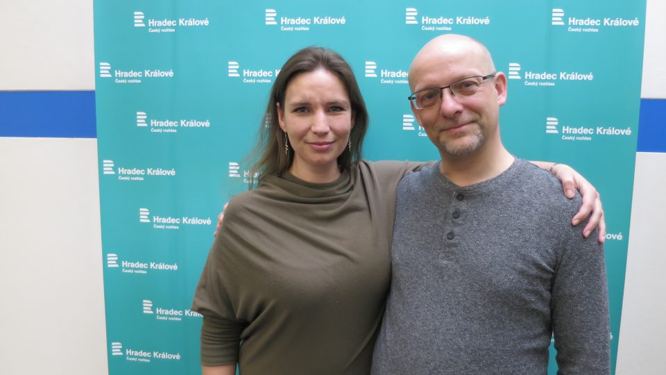 Stanislava Glembek a Martin Vakrčka ve studiu Českého rozhlasu Hradec Králové