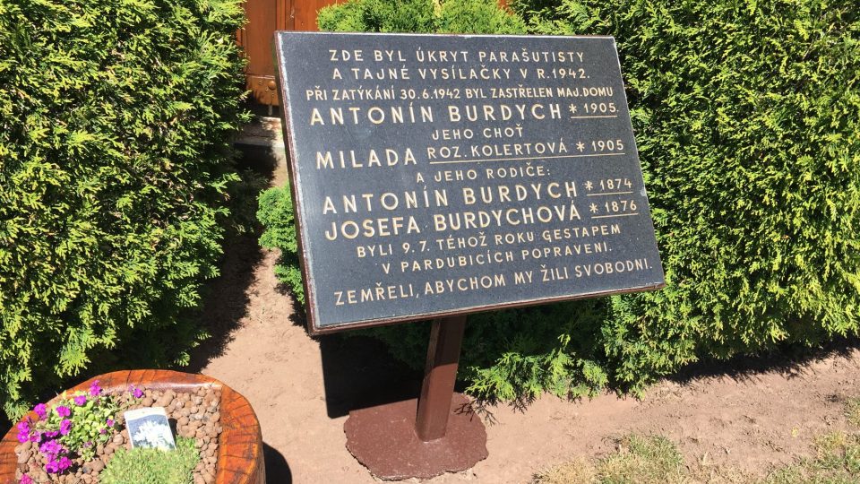 Pamětní deska u stavení na Končinách, kde žila rodina Burdychova
