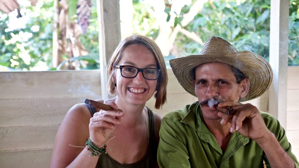 Oficiálně se na Kubě dají sehnat doutníky velkých mezinárodních značek nebo přímo na farmě, kde si tabák sami pěstují