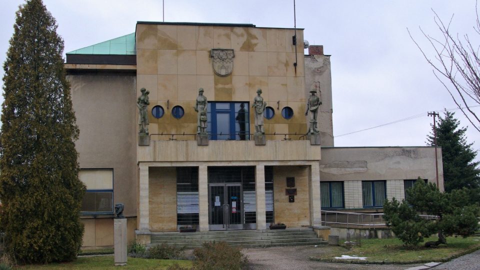V Soboteckých zastaveních nemůže chybět ani někdejší sídlo Městské spořitelny z roku 1935, dnes Městský úřad v Sobotce