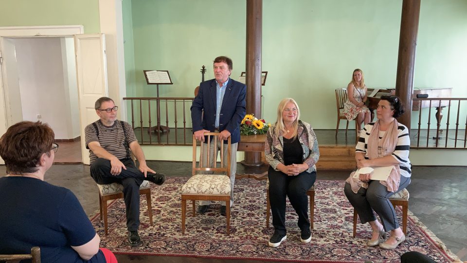 Tomáš Töpfer, Pavel Trávníček a Pavlína Moskalyková na besedě v Jiřinkovém sále Muzea Boženy Němcové