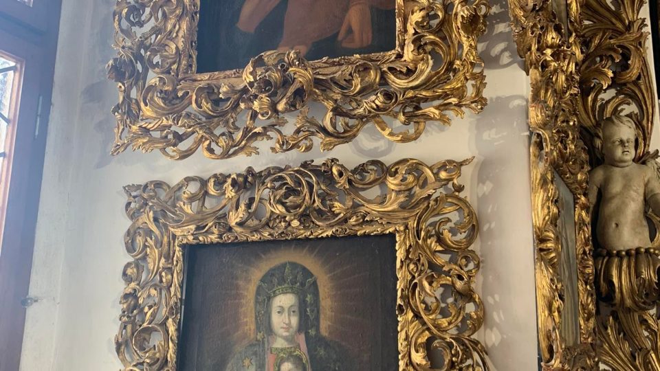 Správa zámku v Doudlebách nad Orlicí přemísťuje v expozici vzácné obrazy