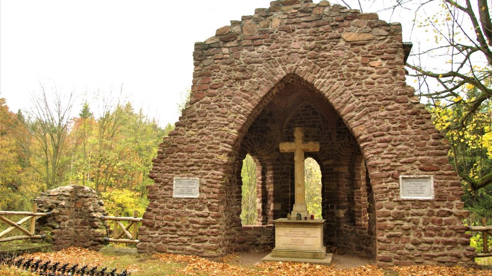 Stylizovaná hřbitovní kaple s oltářem