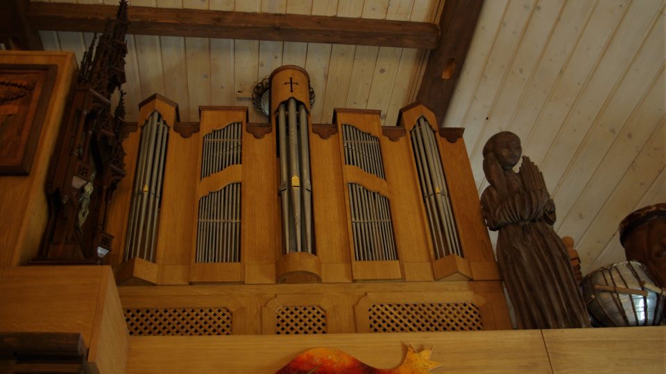 Varhany na kůru v kostelíčku Krčkových, který slouží i jako Kulturní dílna