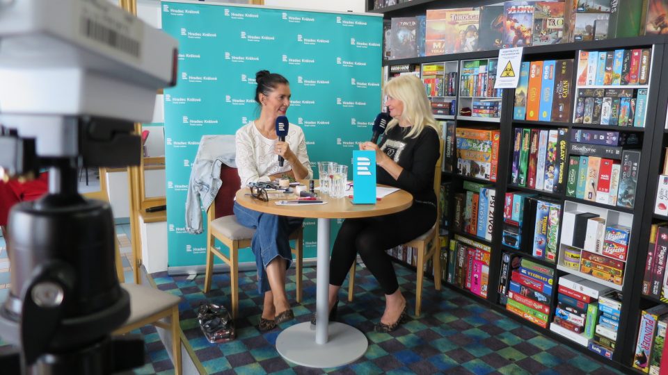 Vizážistka Lucía Gibodová Hrušková v rozhlasové kavárně s Ladou Klokočníkovou