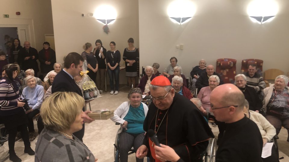 Kardinál Dominik Duka je dárkem Ježíškových vnoučat pro paní Jarmilu