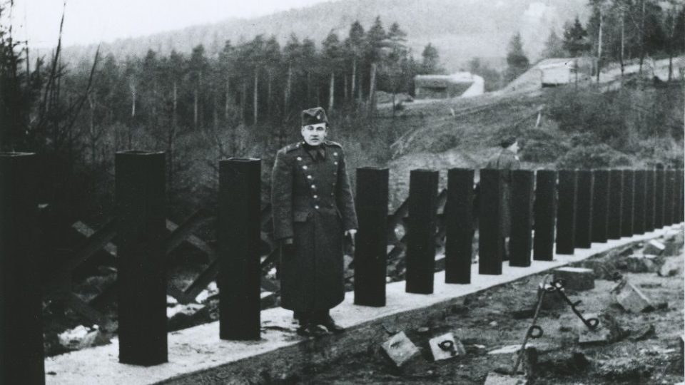V pozadí pěchotní srub u Nového Hrádku a velitel objektu, poručík pěchoty Karel Nachtigall. Foto pořízené hned po přijetí Mnichovské dohody a výraz obličeje mluví za vše