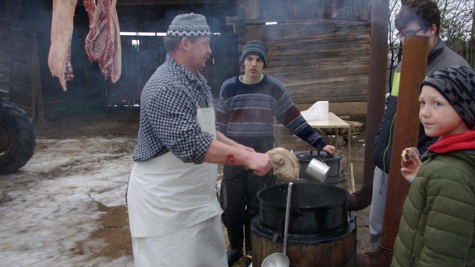 Řezník Josef kontroluje měkkost ovaru