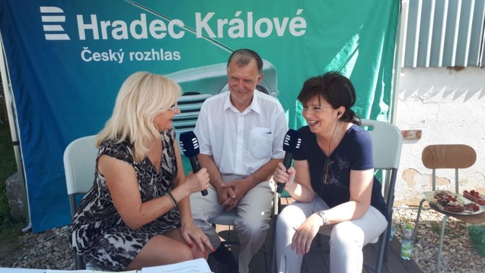 Lada Klokočníková, Zdena Kabourková a Ing. Jaroslav Vácha, oceněný host Zemědělského dne Mžany