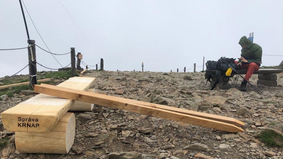 Pracovníci parku pomocí lanovky vytáhli na vrchol Sněžky kromě ochranných sítí i nové dřevěné lavičky.