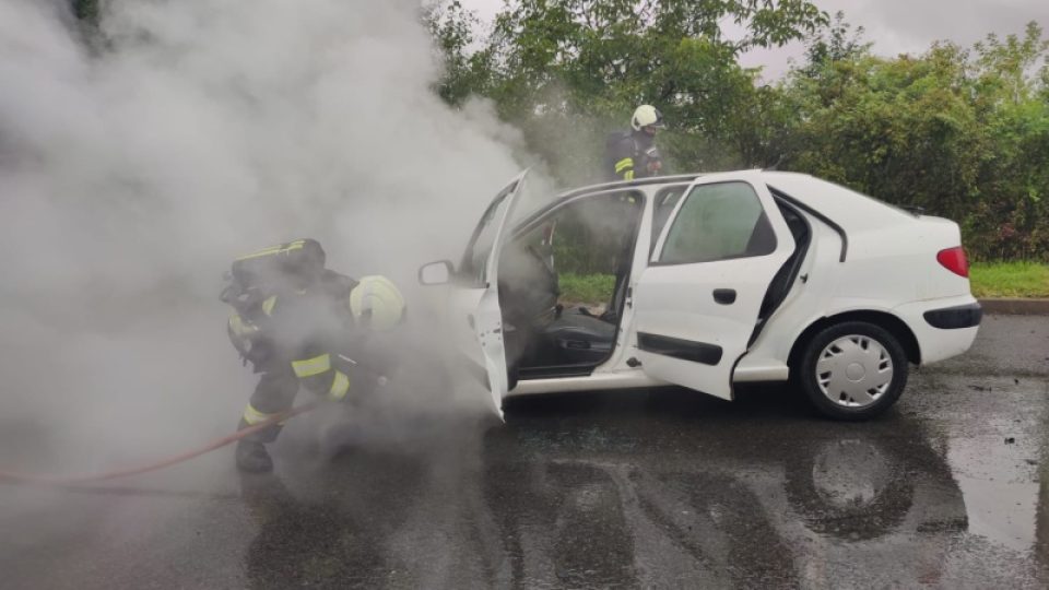Při požáru osobního auta v Hradci Králové - Kuklenách vznikla škoda zhruba 40 tisíc korun
