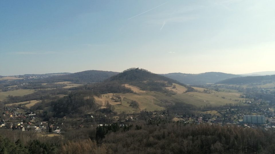 Pohled na Zámecký vrch z Jehly