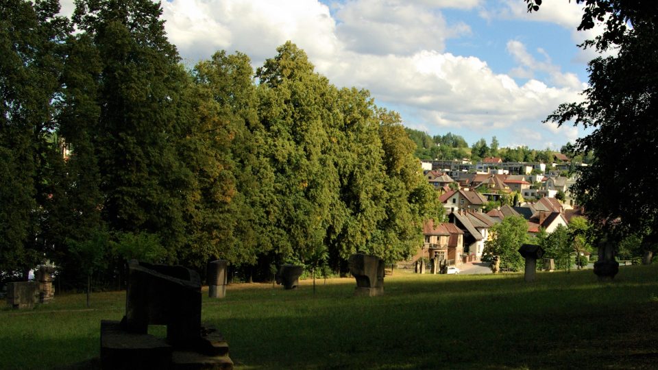 Pohled na Hořice od přírodního sochařského parku na Gothardě