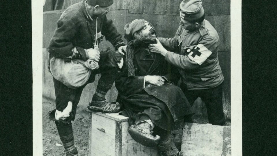 Fotografie ze zajateckého tábora z 1. světové války u Martínkovic na Broumovsku - Die Zahntechniker