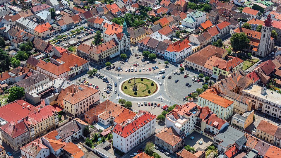 Čtvercový půdorys náměstí Nového Bydžova je unikátní ukázkou středověkého urbanismu. Je pravidelné a proto ojedinělé. A je tu i jeden z prvních kruhových objezdů u nás
