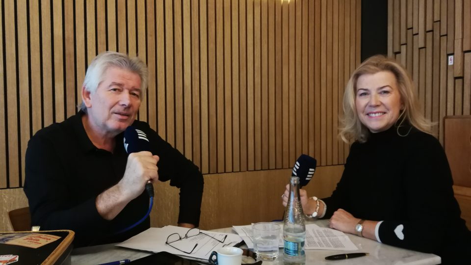 Petr Voldán a Dagmar Heřtová při natáčení rozhlasového rozhovoru