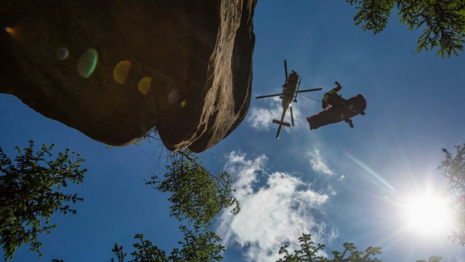 Spolupráci při záchraně osob v těžko přístupném skalním terénu cvičilo hned několik záchranných složek najednou