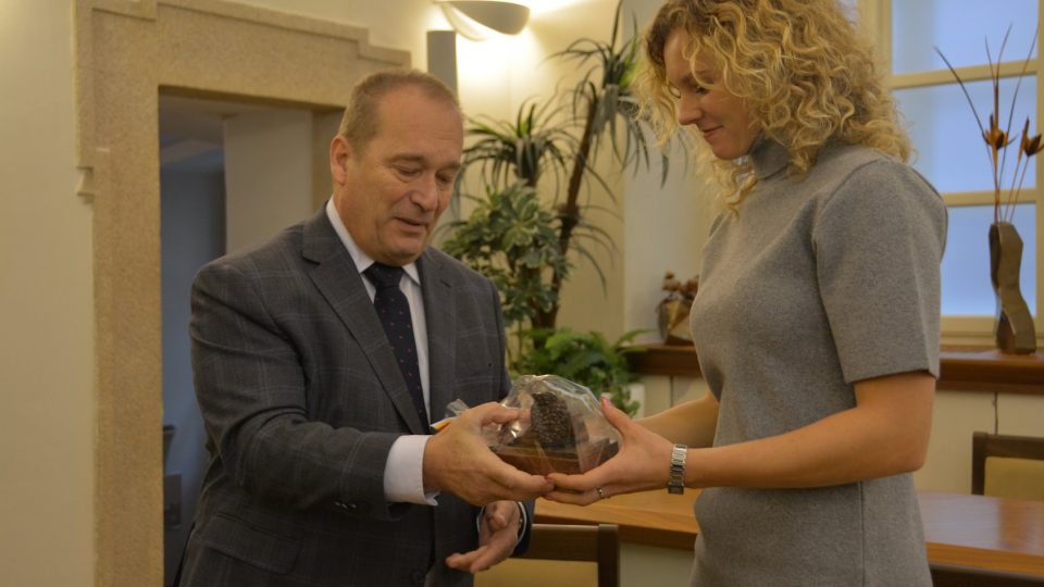 Kateřinu Siniakovou, letošní dvojnásobnou vítězku Grand Slamu, přijal primátor Hradce Králové Alexandr Hrabálek