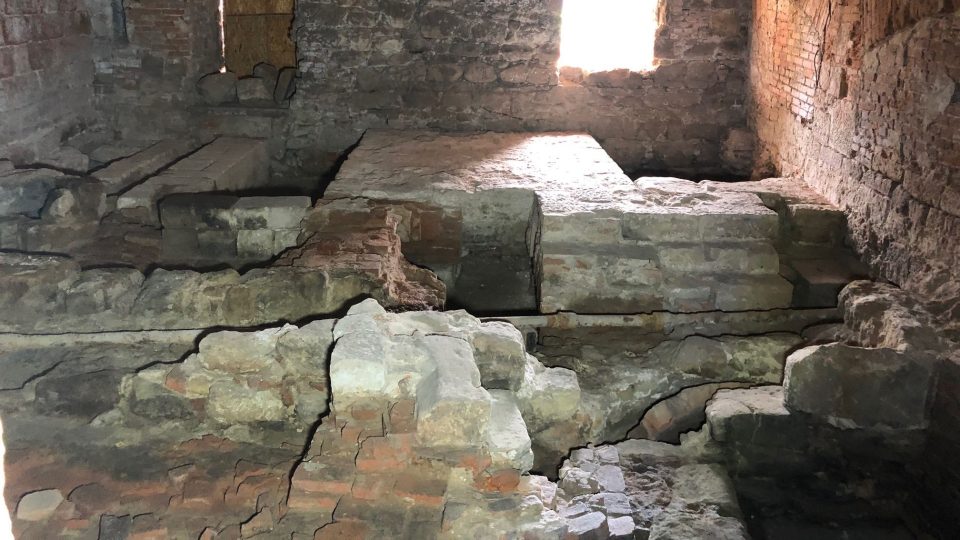 Archeologové odhalili v areálu hradu Kost v Českém ráji varnu původního renesančního a barokního pivovaru