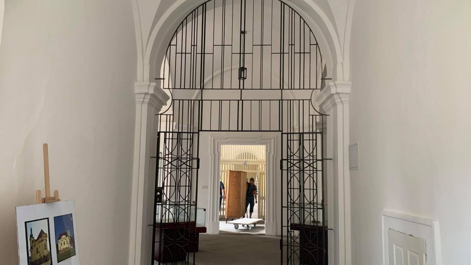 V polickém klášterním muzeu stěhují pracovníci Muzea Náchodska depozitáře do jiných prostor